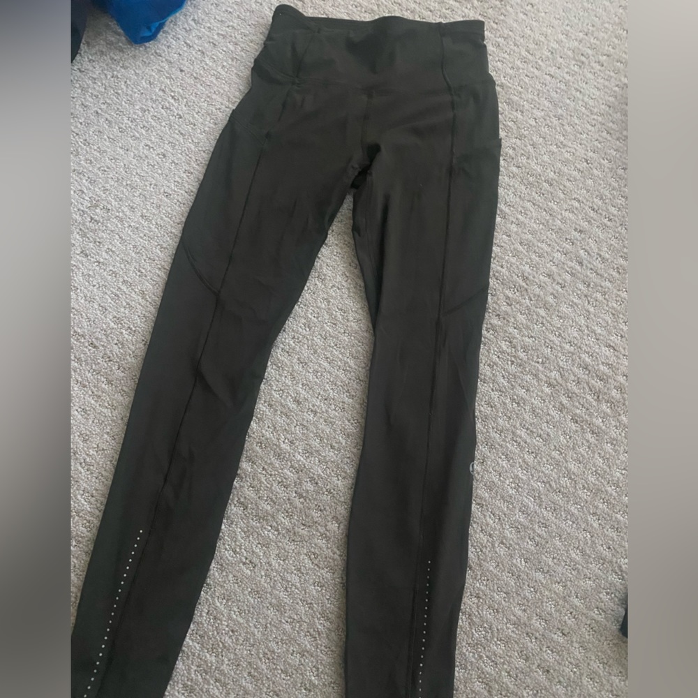 Lululemon fast and free. Size 4, 25 inch length. Has pockets for your phone